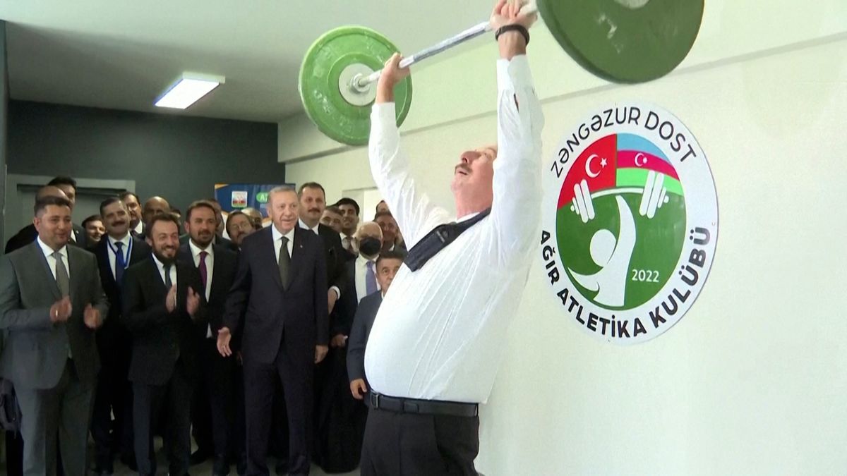 Prezident Ázerbájdžánu ukazoval svaly před Erdoganem. S činkou nad hlavou